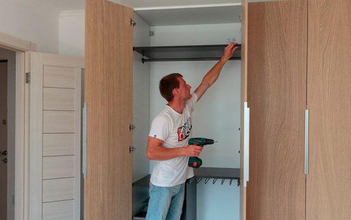 Sborka-shkafa-dlya-odezhdy-1